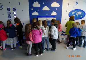 Dzieci podziwiają wystawę w Centrum L. DaVinci.